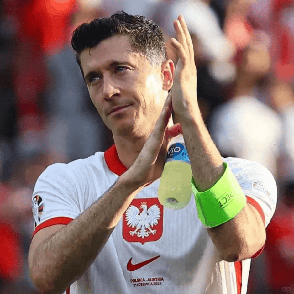 上海申花门线救险备战社区盾皇家社会迎欧超杯关键赛，莱万多夫斯基在巴塞罗那比赛中战术调整瞬间刷屏