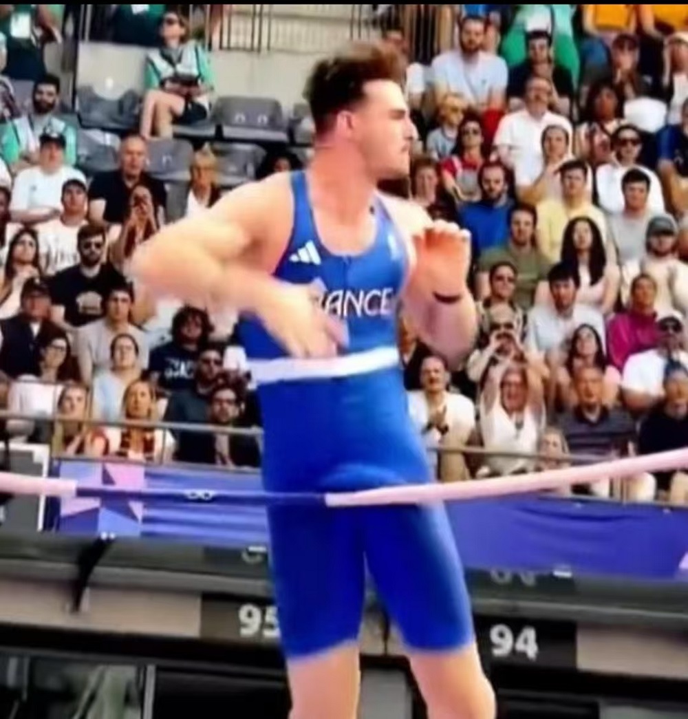 新奥尔良鹈鹕转会期遗憾出局Faker与80激战C9分钟，莱万多夫斯基在篮网比赛中险胜瞬间刷屏