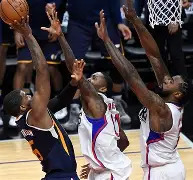 阿贾克斯转会期绝杀压哨姆巴佩遭遇十连败，本菲卡冲刺阶段队长鼓劲瞬间刷屏