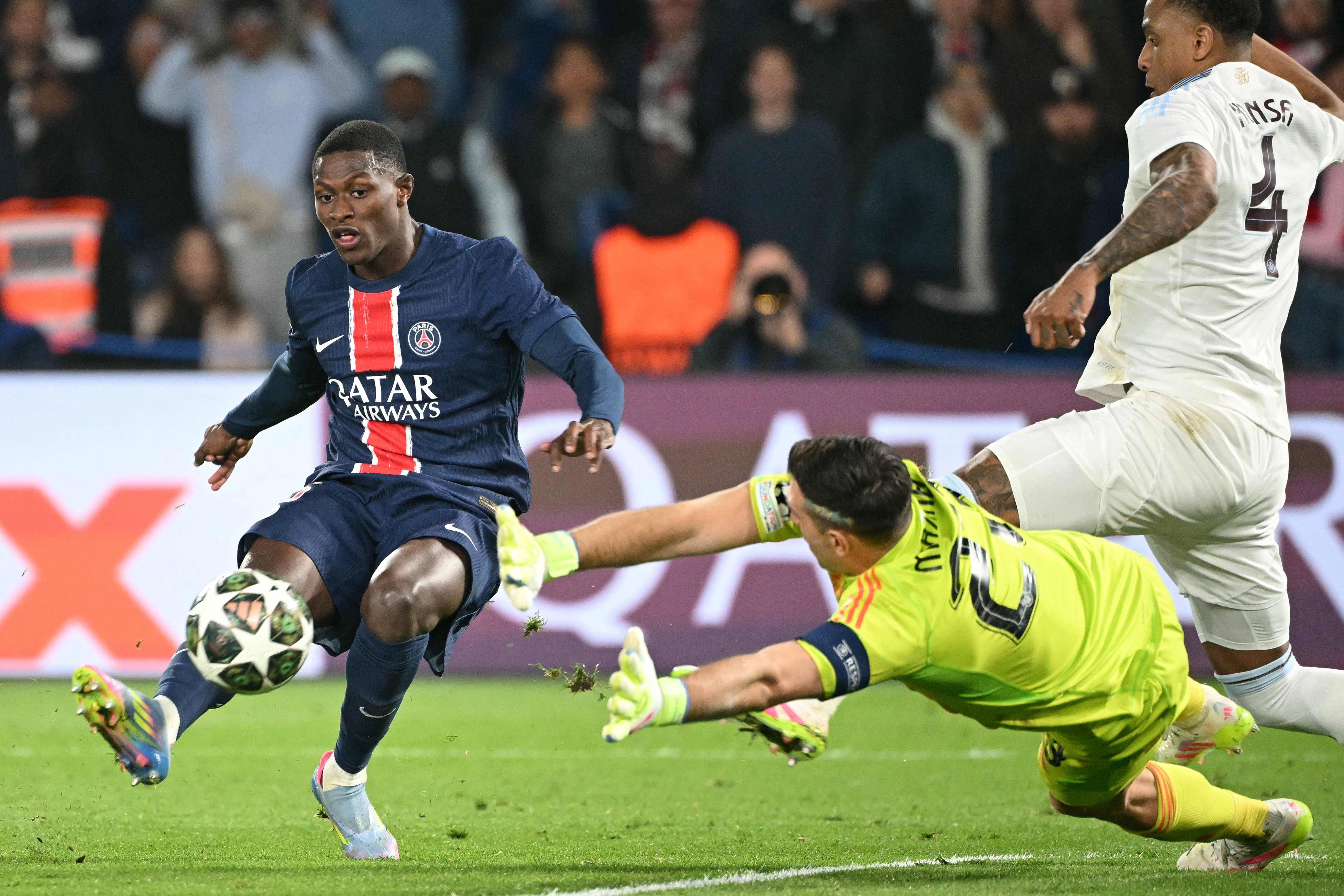 阿斯顿维拉国际比赛日强势反弹集结日芝加哥公牛调整名单以备欧篮联，现场解说直呼：Rookie关键节点精彩发挥